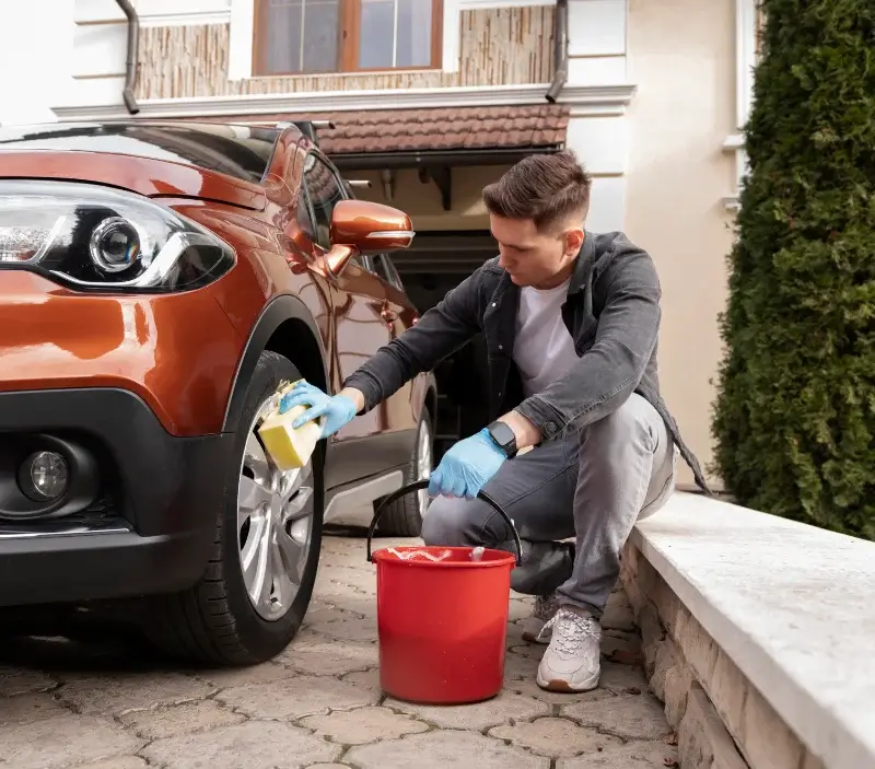 Lavage auto à domicile Caseneuve : professionnel intervenant sur un véhicule